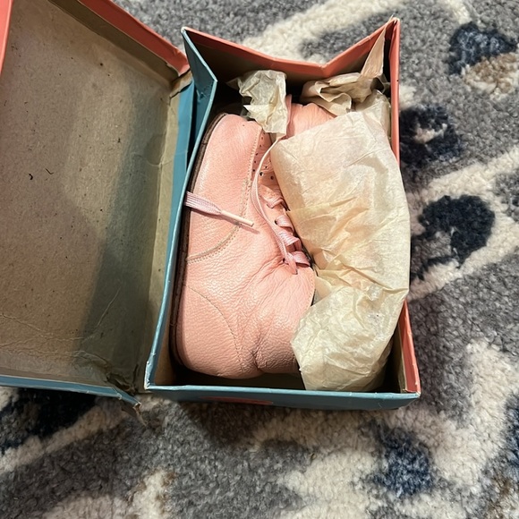Other - Vintage Edward’s todlins pink crib shoes